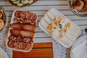 una mesa con dos platos de salchichas y pan en Vila Angelina, en Kušići