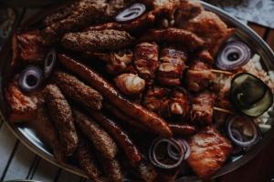 un plato de comida con pulpo y otros alimentos en una mesa en Vila Angelina, en Kušići