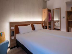 Postel nebo postele na pokoji v ubytování ibis Styles Ajaccio Napoleon