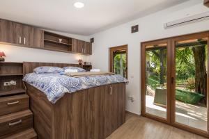 sypialnia z łóżkiem i przesuwnymi szklanymi drzwiami w obiekcie Cute & Green w mieście Opatija
