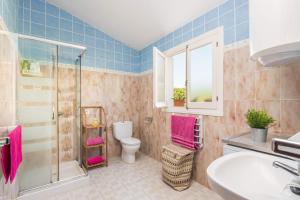 ein Badezimmer mit Dusche, Toilette und Waschbecken in der Unterkunft Villa Vera by Villa Plus in Cala'n Bosch