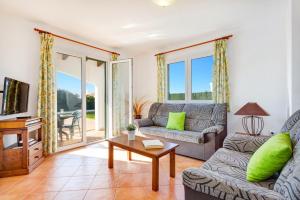 A television and/or entertainment centre at Villa Noa by Villa Plus