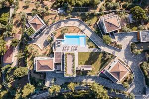 una vista aérea de una mansión con piscina en Pelagoon Skiathos, en Achladies