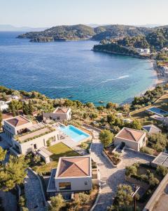 una vista aerea su una villa e sull'oceano di Pelagoon Skiathos ad Achladies