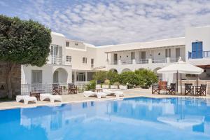Bazén v ubytování Polos Hotel Paros nebo v jeho okolí