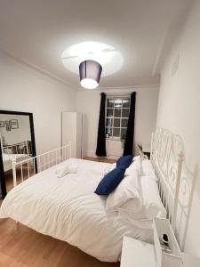 En eller flere senge i et værelse på Lovely 2 bed flat in SOHO!