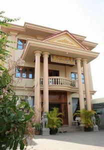 Un edificio con un balcón en la parte superior. en Mom's Guesthouse, en Siem Reap