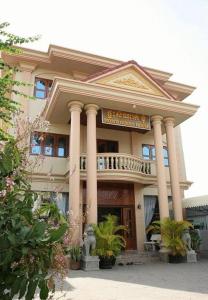un edificio con balcón en la parte superior en Mom's Guesthouse, en Siem Reap