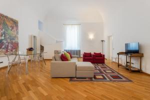 sala de estar con sofá y mesa de cristal en Palazzo Mazzarino, en Palermo
