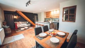 a kitchen and dining room with a table and chairs at Gîte La Source in Grusse