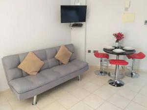 sala de estar con sofá y mesa en Panoramic Holidays - Deluxe 6, en Peyia