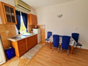 Kuchyň nebo kuchyňský kout v ubytování Apartments Silvana