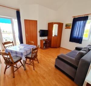 TV a/nebo společenská místnost v ubytování Apartments Silvana