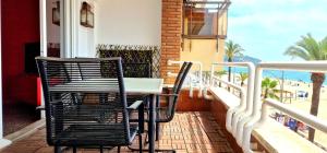 d'une table et de chaises sur un balcon avec vue sur la plage. dans l'établissement Vivalidays Rosalia - LLoret de Mar centro, à Lloret de Mar