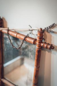 a wooden pole with a chain attached to a window at Gîte La Source in Grusse