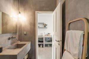 Koupelna v ubytování Beautiful, sunny apartment in Mykonos Town