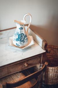 a vase sitting on top of a table at Gîte La Source in Grusse