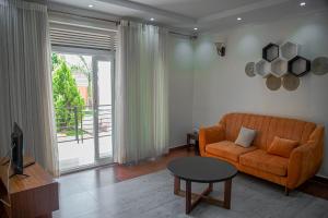 - un salon avec un canapé et une table dans l'établissement IGITEGO APARTHOTEL LTD, à Kigali
