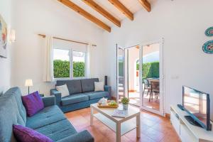 卡拉恩弗卡特Villa Orca by Villa Plus的客厅里有一张沙发和一台电视