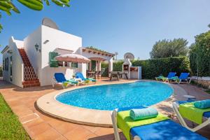 卡拉恩弗卡特Villa Orca by Villa Plus的一栋房子前面有游泳池的别墅