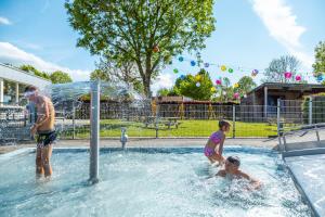 um grupo de crianças a brincar numa piscina em EuroParcs Poort van Maastricht em Berg en Terblijt