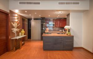 Kuchyň nebo kuchyňský kout v ubytování Luxurious 2BR - Fully Upgraded - High-end facilities