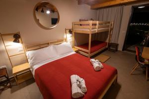 Dviaukštė lova arba lovos apgyvendinimo įstaigoje Agriturismo La Collina dei Cavalieri