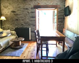 a living room with a table and a couch at Casa Tonya in Unarre