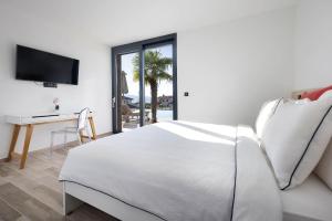 Postel nebo postele na pokoji v ubytování FIRST RESIDENCE Villa Eternity + 20 fotografií