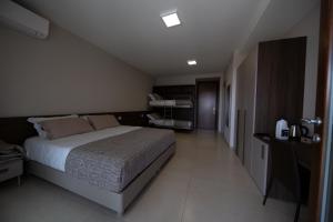 1 dormitorio con 1 cama grande en una habitación en B&B” La Tezza”, en Torre De' Roveri