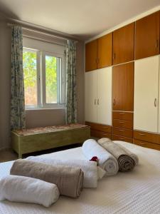 1 dormitorio con 2 camas y ventana en The Twin Pines Home en Kounoupidhianá