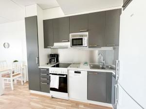 Cuisine ou kitchenette dans l'établissement Kotimaailma Apartments Oulu