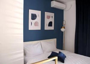 um quarto com uma parede em tons de azul e uma cama em Apartments Marković em Kotor