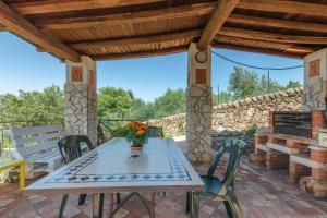 Balkón alebo terasa v ubytovaní "la Casina del forno con piscina fra Catania e Siracusa "