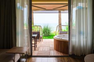 Cette chambre dispose d'une baignoire et d'une terrasse. dans l'établissement Melas Resort Hotel, à Sidé