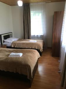 um quarto com duas camas e uma janela em Guest House Gogia em Zhabeshi