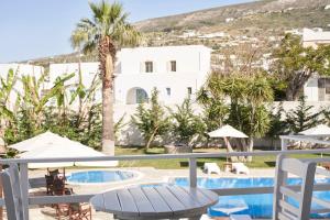 Bazén v ubytování Polos Hotel Paros nebo v jeho okolí