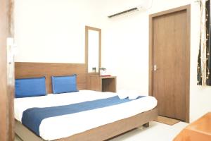 Ένα ή περισσότερα κρεβάτια σε δωμάτιο στο Hotel Satyug