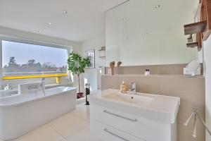 Bilik mandi di Strandallee 10 Penthouse Seaview +64 gambar