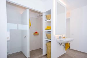 ein Badezimmer mit Waschbecken und Spiegel in der Unterkunft Villa Amatista by Villa Plus in Cala en Forcat