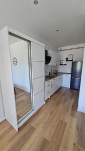 Kuchyň nebo kuchyňský kout v ubytování RYNEK 2 DUKLA- POKOJE I APARTAMENTY