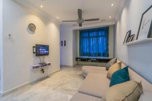 TV a/nebo společenská místnost v ubytování Spacious 3-bedroom with Pool for 6 - Subang Jaya