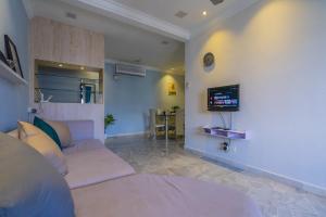 TV a/nebo společenská místnost v ubytování Spacious 3-bedroom with Pool for 6 - Subang Jaya