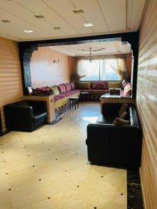 ein großes Wohnzimmer mit Sofas und einem Tisch in der Unterkunft Very nice apartment near the city center & beach in Agadir