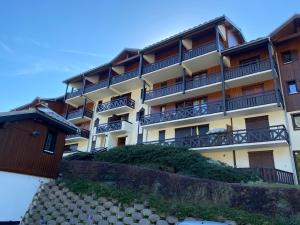 ein Gebäude mit Balkon auf einem Hügel in der Unterkunft Studio magnifique saint Gervais les bains in Saint-Gervais-les-Bains