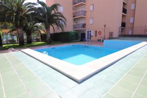 een zwembad in het midden van een gebouw bij Mediterraneo 2 3 6 Roses - Immo Barneda in Roses