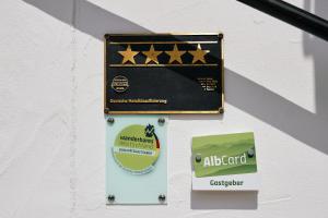 una señal en una pared con estrellas en ella en Romantik Hotel & Restaurant Hirsch, en Sonnenbühl