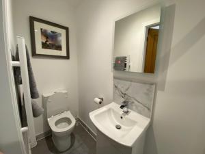 Phòng tắm tại White Cottage - Cosy Holiday Cottage in Drymen, Loch Lomond & Trossachs