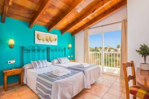 Un dormitorio con dos camas y una gran ventana. en Villa Benjamin by Villa Plus, en Sa Caleta 17 fotos más