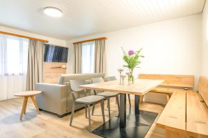 ein Esszimmer mit einem Holztisch und Stühlen in der Unterkunft Kehr Apartment in Grindelwald